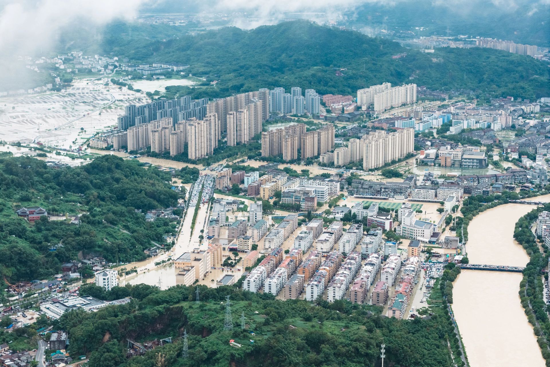 台风“沙德尔”叠加大雨和天文大潮，苍南这次真的被狠狠“泡”了。苍南不叫苍南叫苍海