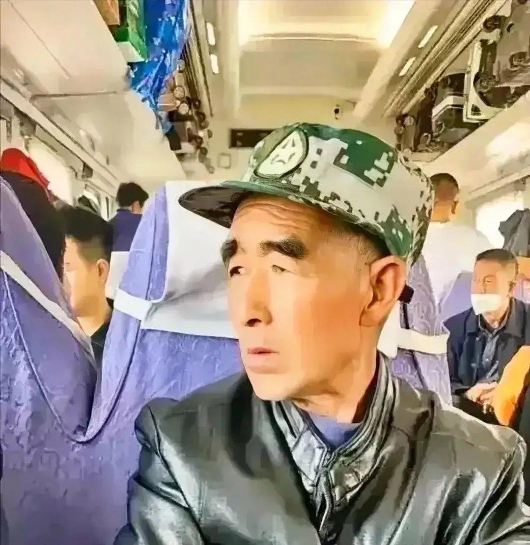高铁上发现一位大爷，看着咋这么熟悉呢，简直有点太像了。

这大爷穿着皮衣，戴着迷