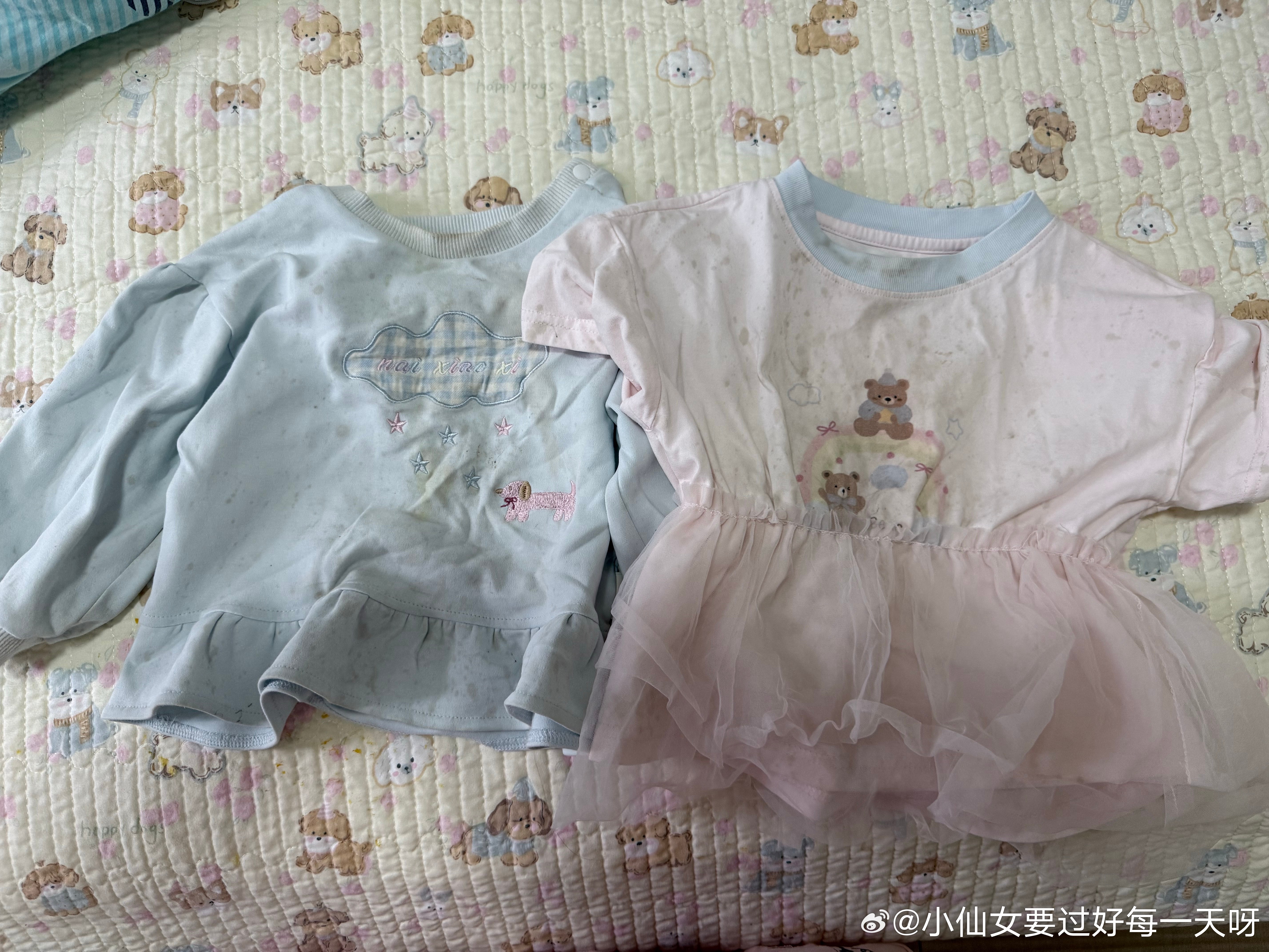 泡泡水真的毁衣服！！！我说她好几件衣服都这个样子洗不掉，我都想不通怎么弄的，直到