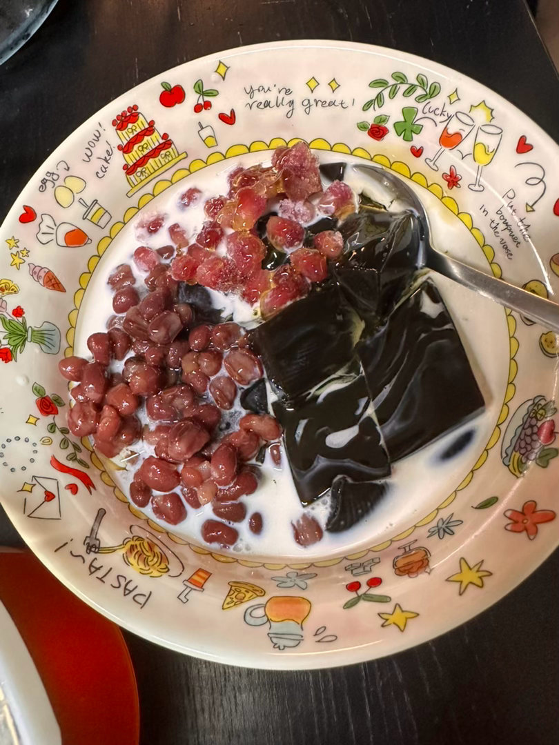 嘿嘿！这次没睡觉，红薯干完成！顺便做了蜜红豆和凉粉，吃不完的蜜红豆再冰个冰条😋