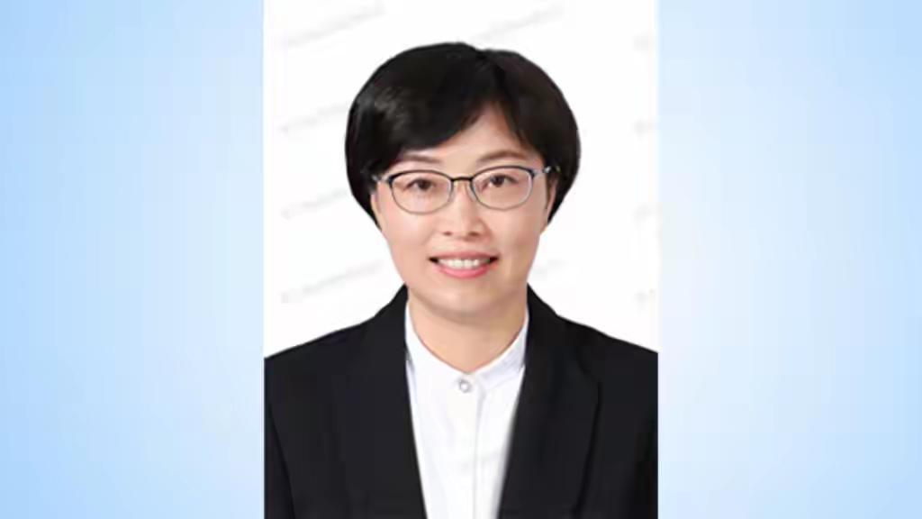 80后女厅长上任引热议：她凭什么打破“职场天花板”？背后故事太燃了！

正文：