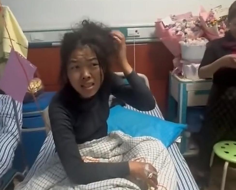 冷美人的头发成坨了，她自己说硬得像石头，怎么也打不开！

用了热水，再加洗发精，