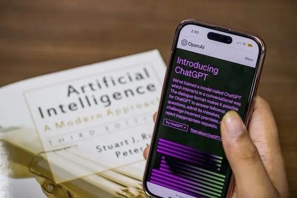 大模型塞进手机：「华米OV」谁能领先？荣耀、华为、小米、OPPO、vivo已在大