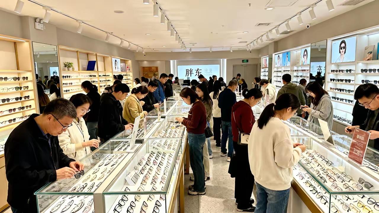 配眼镜总被坑？胖东来这招，直接治好所有人的配镜焦虑！
 
谁配镜没怕过价格虚高、