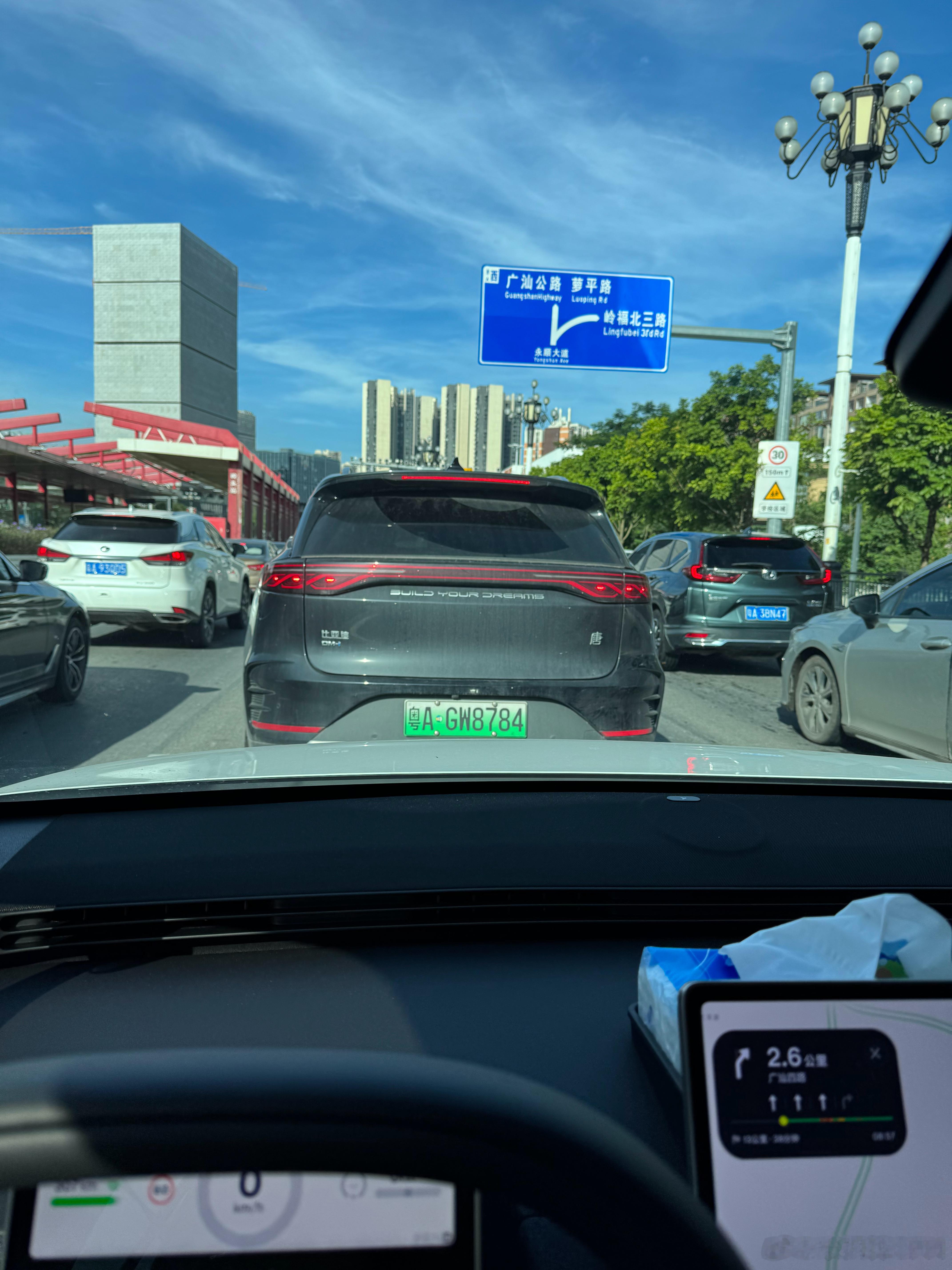 上下班见闻 今天九月一号开学+周一上班，真的太堵车了，平时四十分钟到公司，今天开