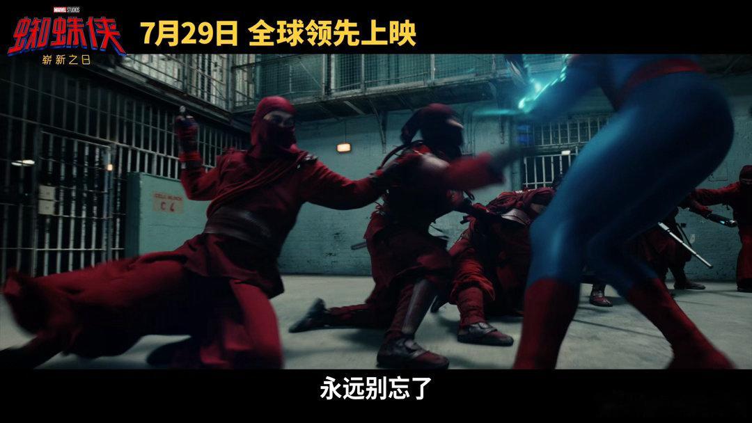绿巨人一巴掌扇飞蜘蛛侠 隔着屏幕都感觉到疼了，彼得帕克人都被扇懵了吧。本来还想秀