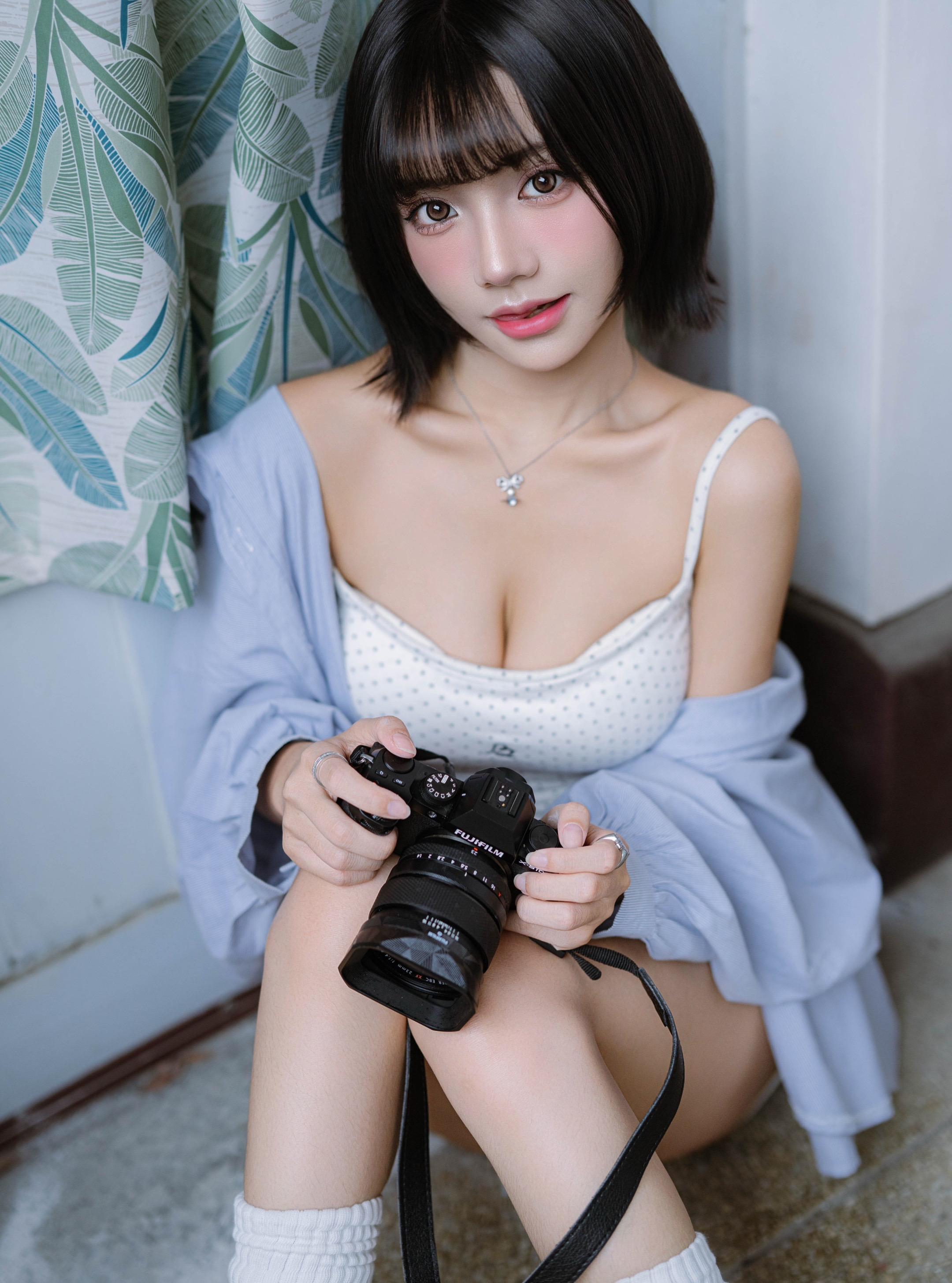 短发+相机，青春感直接拉满✨。