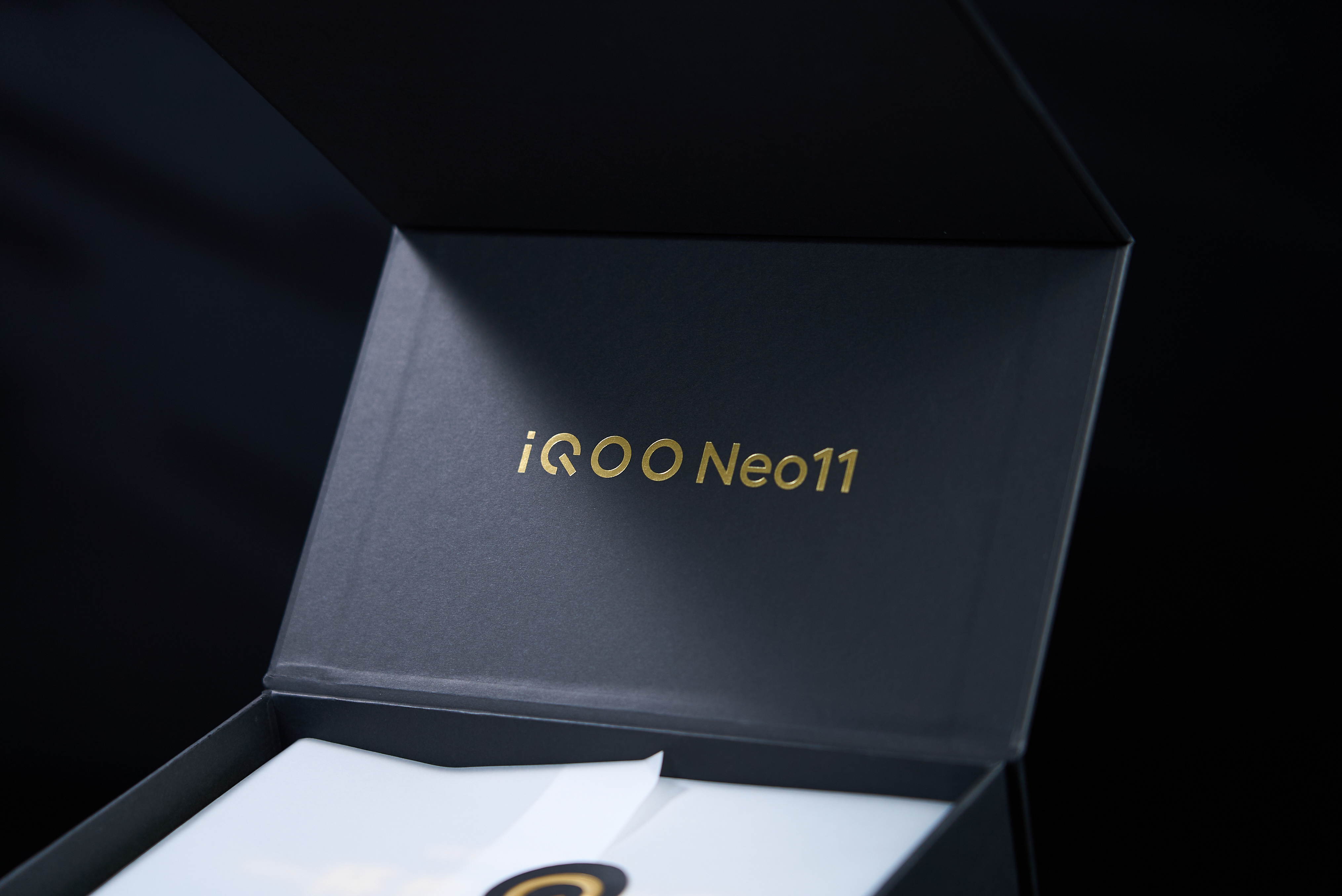 评论区抽一个铁粉送这个今晚发布的 iQOO Neo11 的发布会邀请函，是一个折