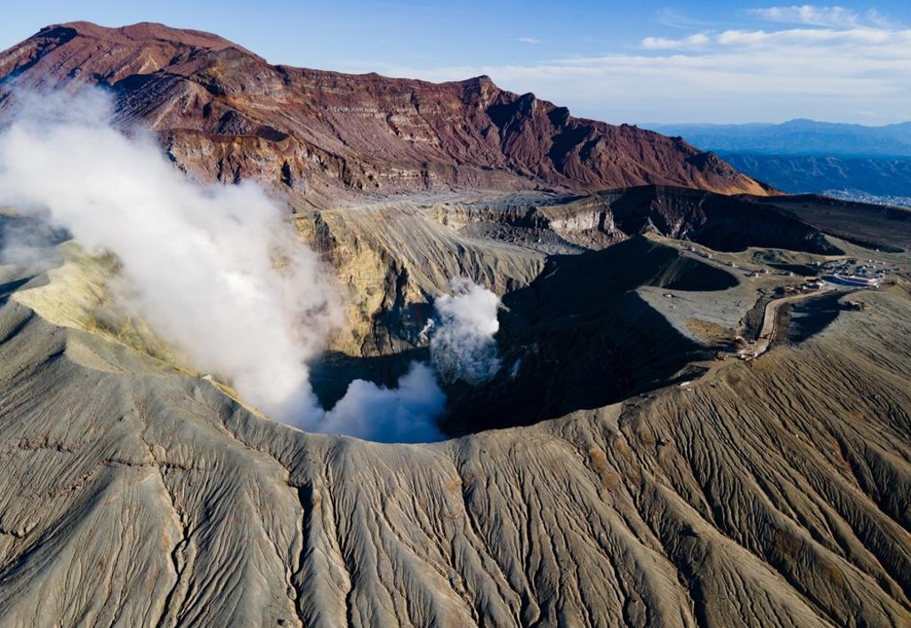 20日上午，位于日本九州的阿苏火山区域传来一架观光直升机失联的消息，据悉，机上载