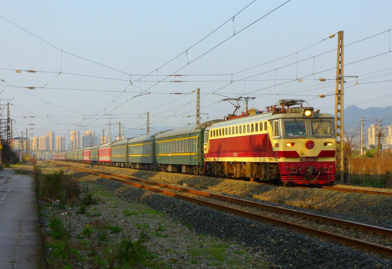 十年前拍摄的乌鲁木齐南开往重庆的K1581次列车，这趟列车是2014年开行的，由