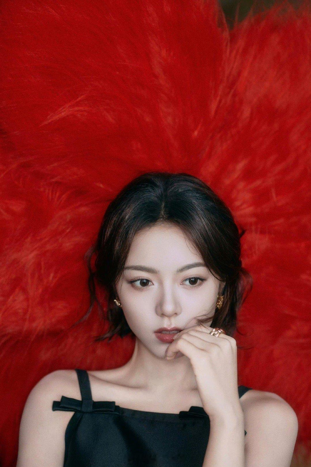 赵今麦法式缎带低盘发  是谁被赵今麦的新造型可爱到疯狂心动！法式缎带低盘发搭配她