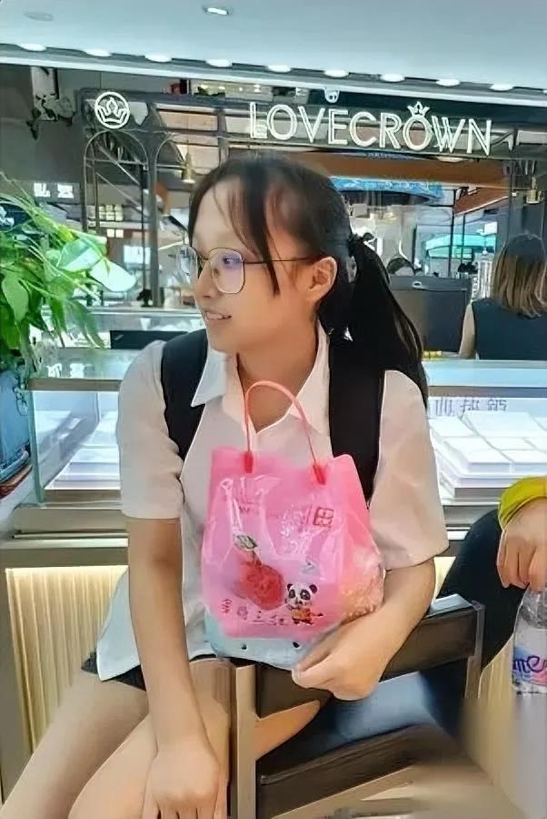 深圳女孩的视频，我看了三遍。

不是因为惨，是那把粤B车钥匙戳得人心疼。

26