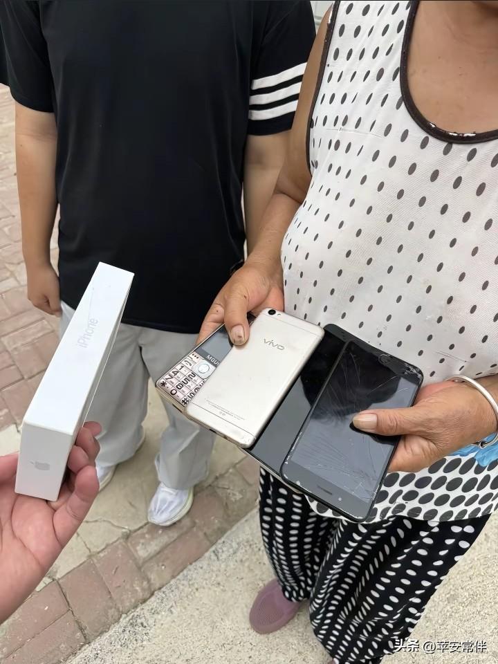 河北一家回收手机店，来了一位七十多岁的奶奶，她穿着洗得发白的衣服，手里攥着四台破
