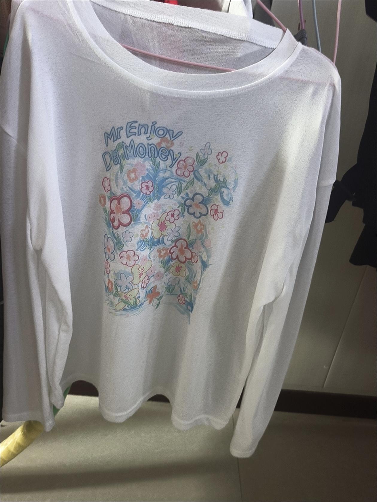 衣服还是要买完全合适喜欢的，特别是有质感的，贵有贵的道理[笑哭R]短袖卫衣那种，