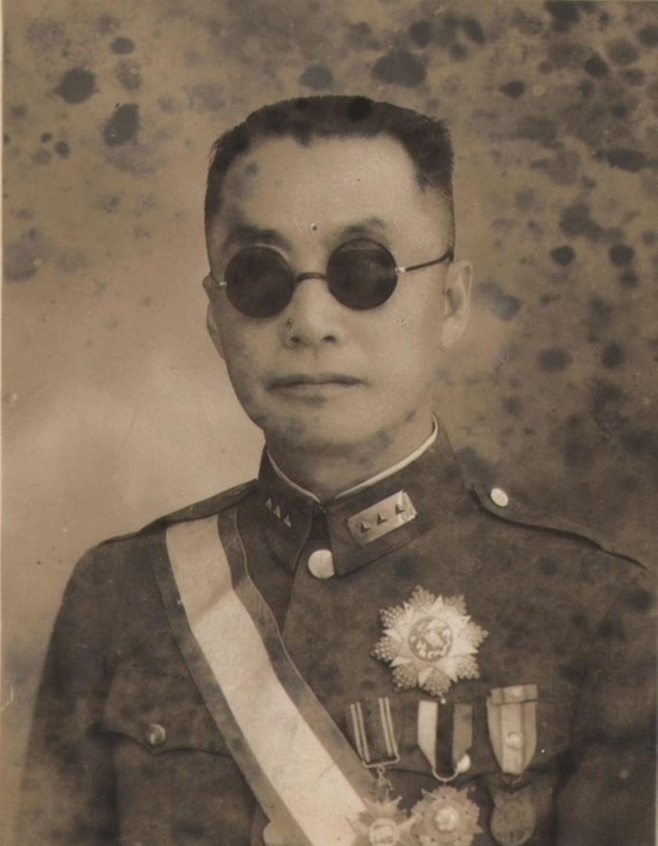 1950年2月6日，一艘叫"永利轮"的客船慢慢靠上四川江安码头。船上有个商人叫"
