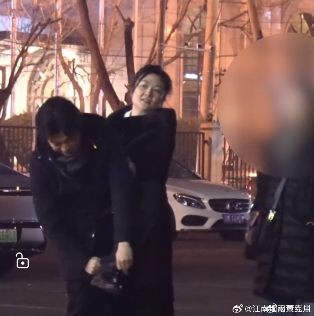李健老婆正脸照李健孟小蓓夫妇与友人聚餐他老婆看起来和李健差不多两个人很配，眉清目