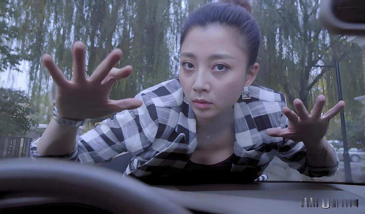 殷桃将柔媚刻进骨子里，趴在车头，透过挡风玻璃，撩人气息好浓郁。娱乐圈中有实力的女