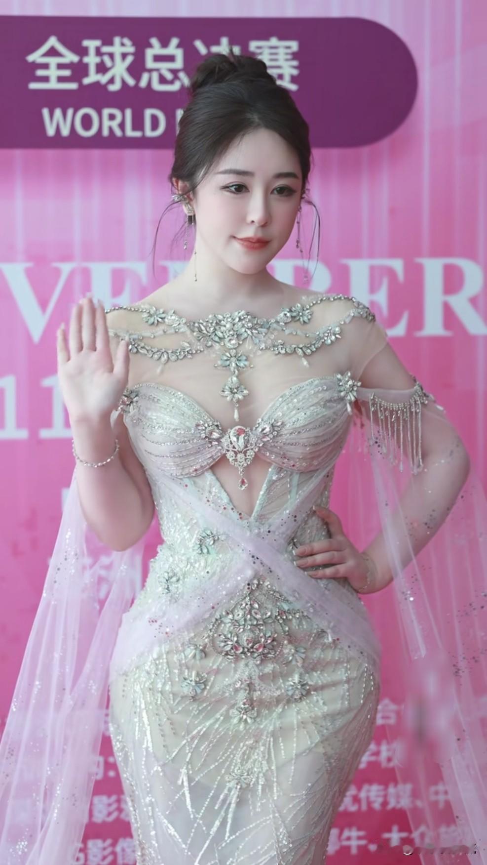 26届环球华裔小姐小姐总冠军徐晗艺，丝绸小姐国际选美大赛冠军，如今已经成为了国际