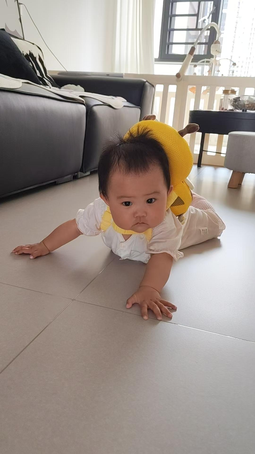 呦呦背着个防摔的小蜜蜂，学爬行……