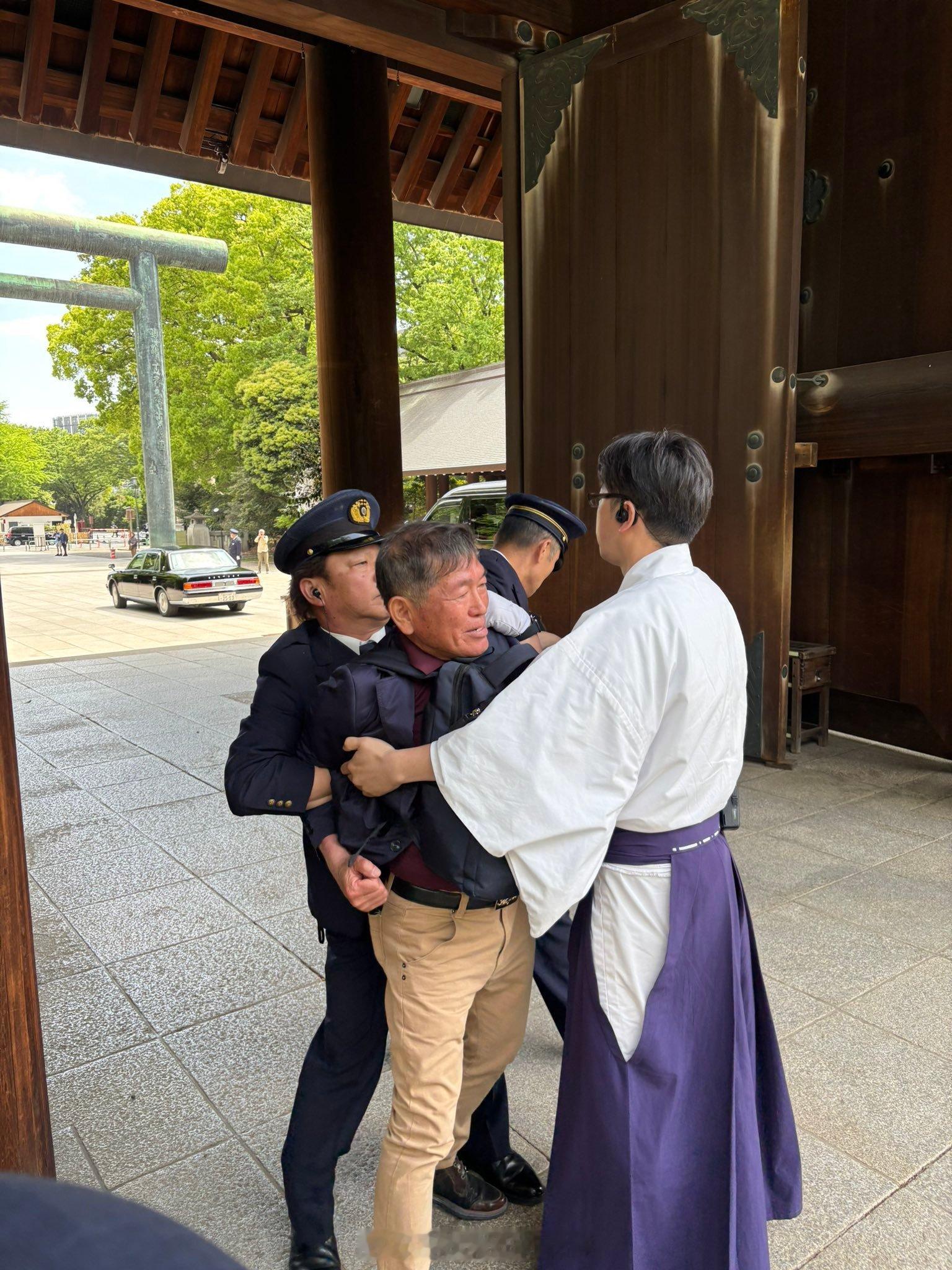 64岁韩国男子朴相奎昨日在靖国神社“神门”前拉横幅抗议，主张独岛（竹岛）及对马岛