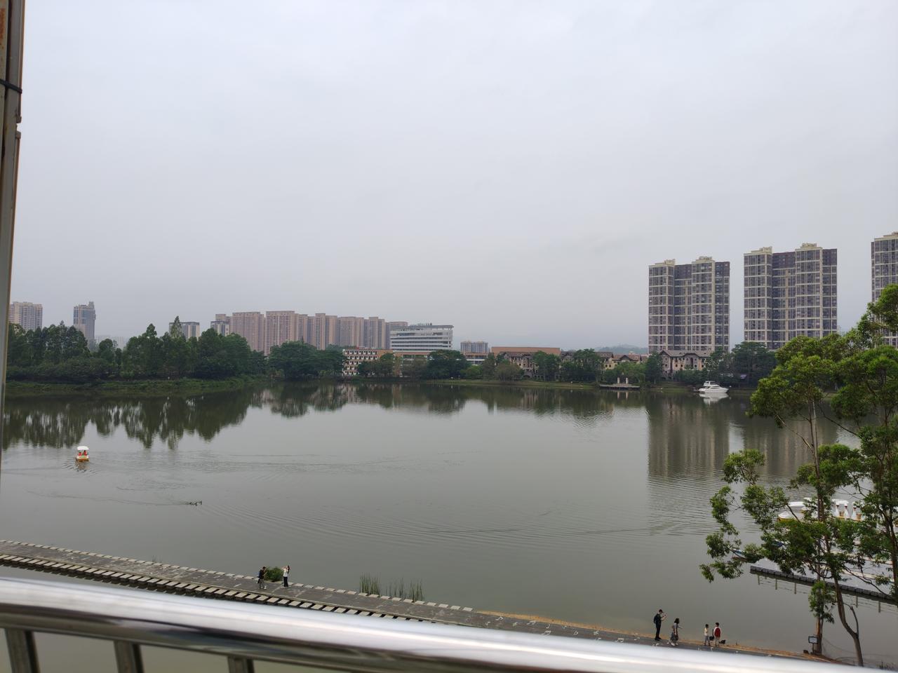 老师最大的误区，就是管了有家长过分宠爱的学生。
家长最大的误区，就是把小孩子太当