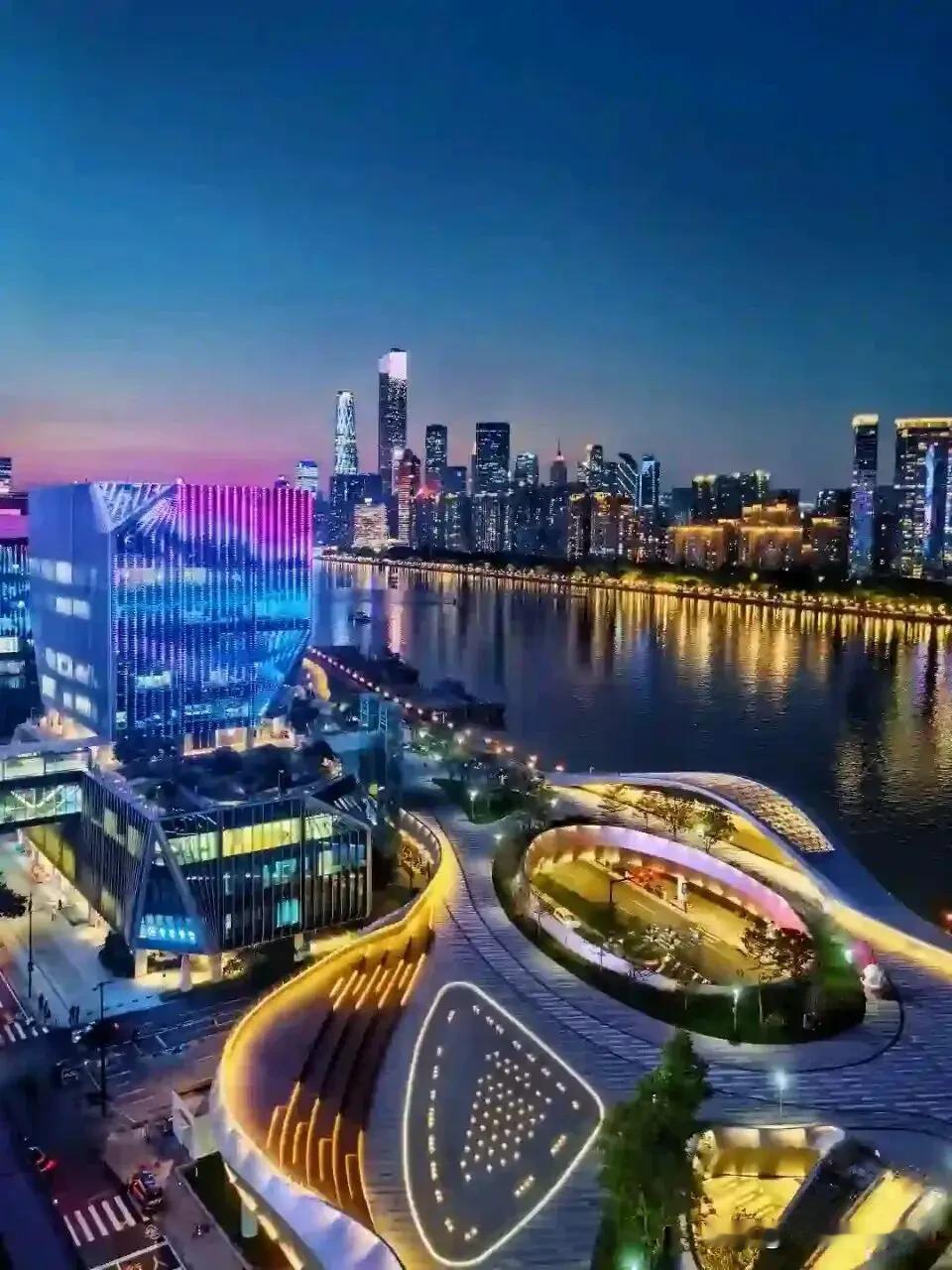 海珠区的逆袭，算得上广州城市更新教科书
 
要说广州主城里面变化最让人感慨的，海