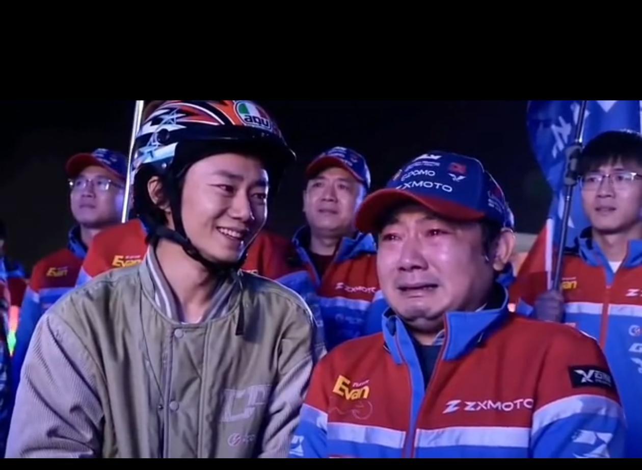 有网友做了个图
应该是 ai 做的
没想到把人给整眼红了，左边是年轻的张雪，看着