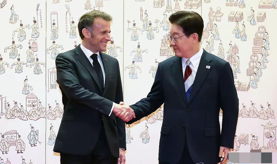 新加坡《联合早报》4号报道说，马克龙访问韩国时在延世大学发表了讲话，呼吁“中等国