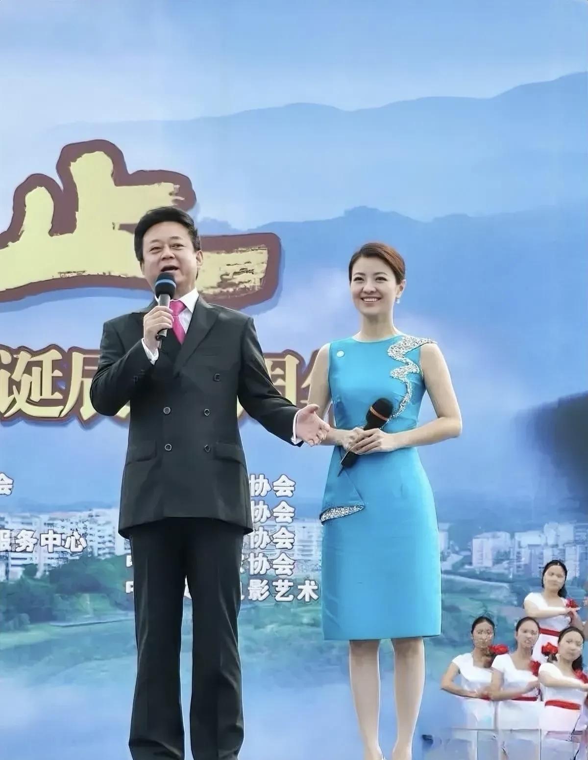 男的都是大家特别熟悉的主持人，那女的到底是哪一个呢？她的美是漂亮优雅的美，是原生