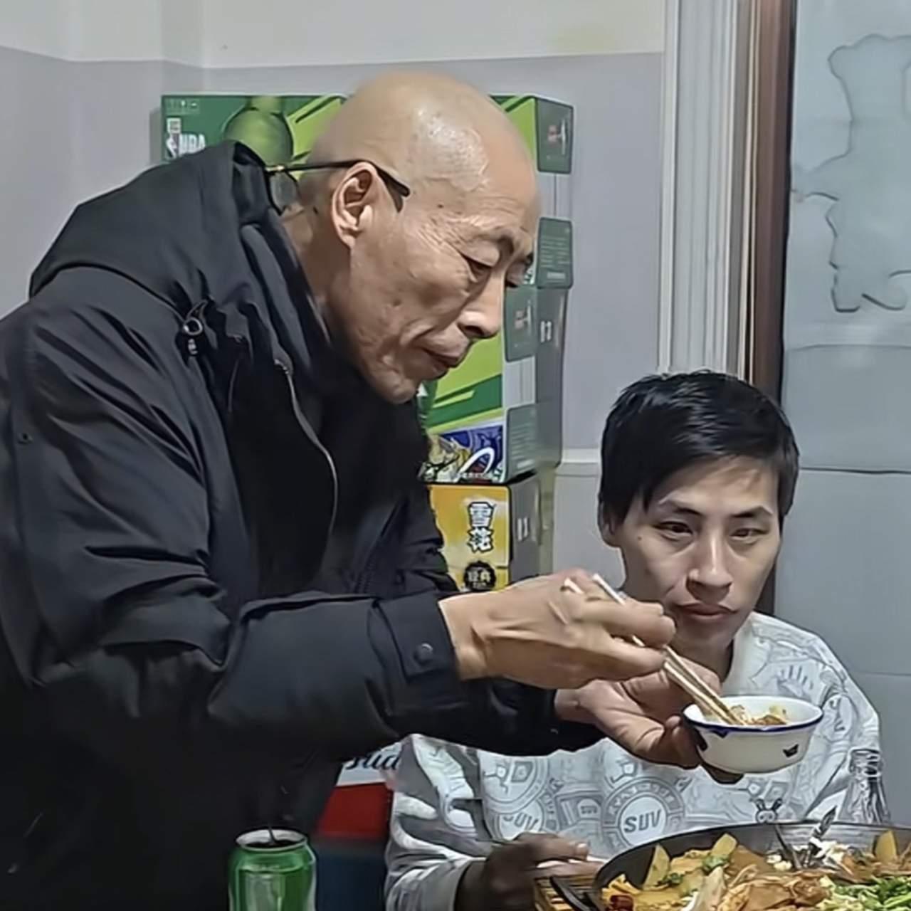 张云鹏跟他爸当务之急就是搞流量套现，他跟帮助他那个高洋不一样，人家博士，能力在那