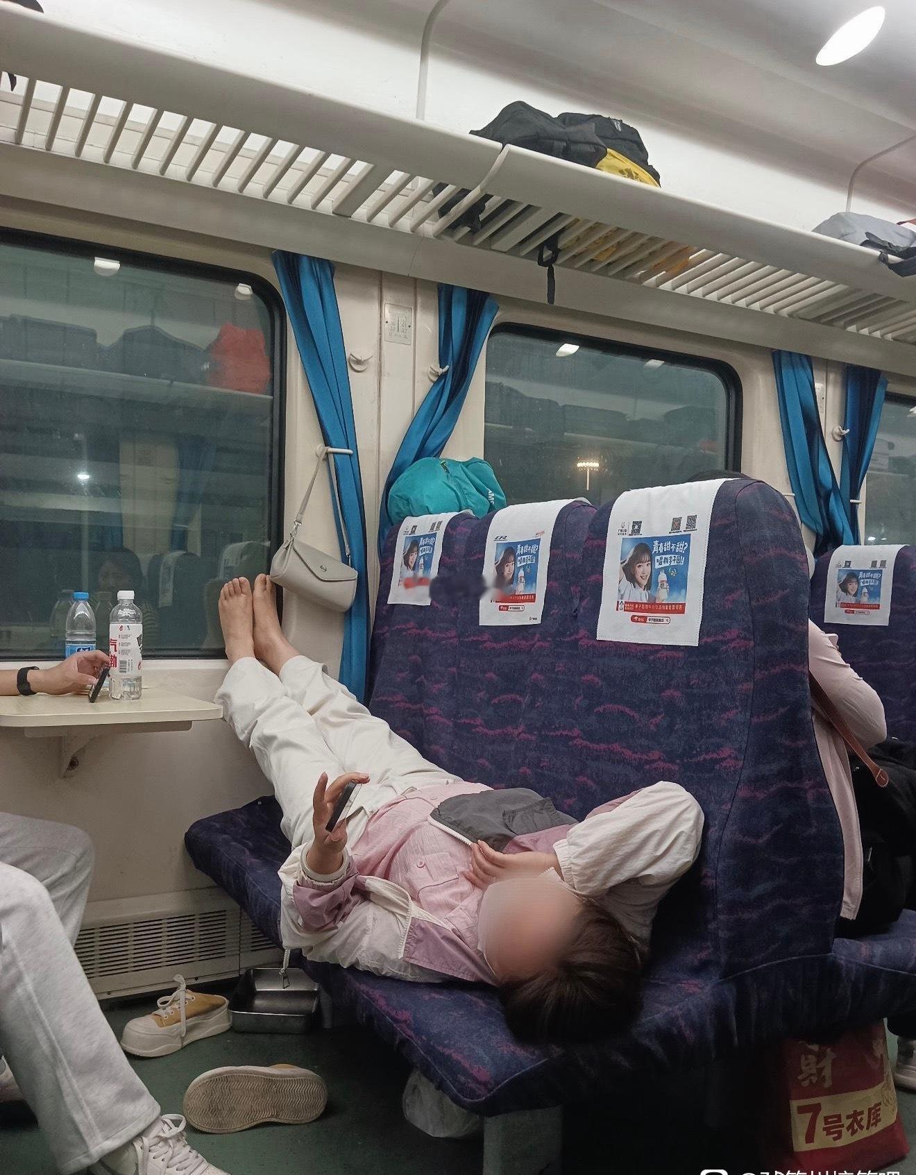 动车上遇到的，这种情况要怎么提醒她？ 