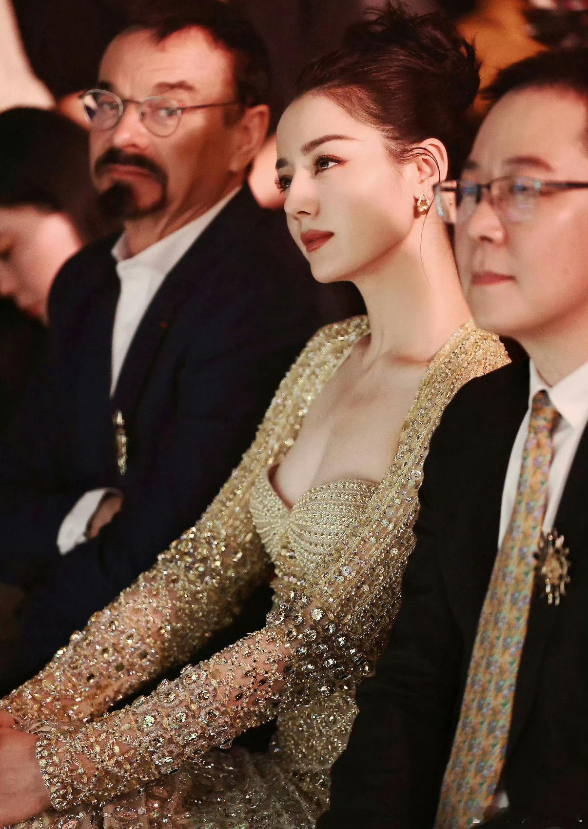 迪丽热巴仪态绝了 