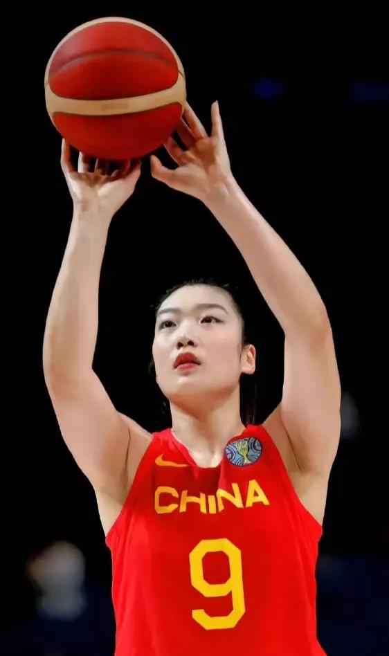 李梦，中国女子篮球运动员，年轻有为，已经成为了国际篮坛的一颗新星。她身体素质出众
