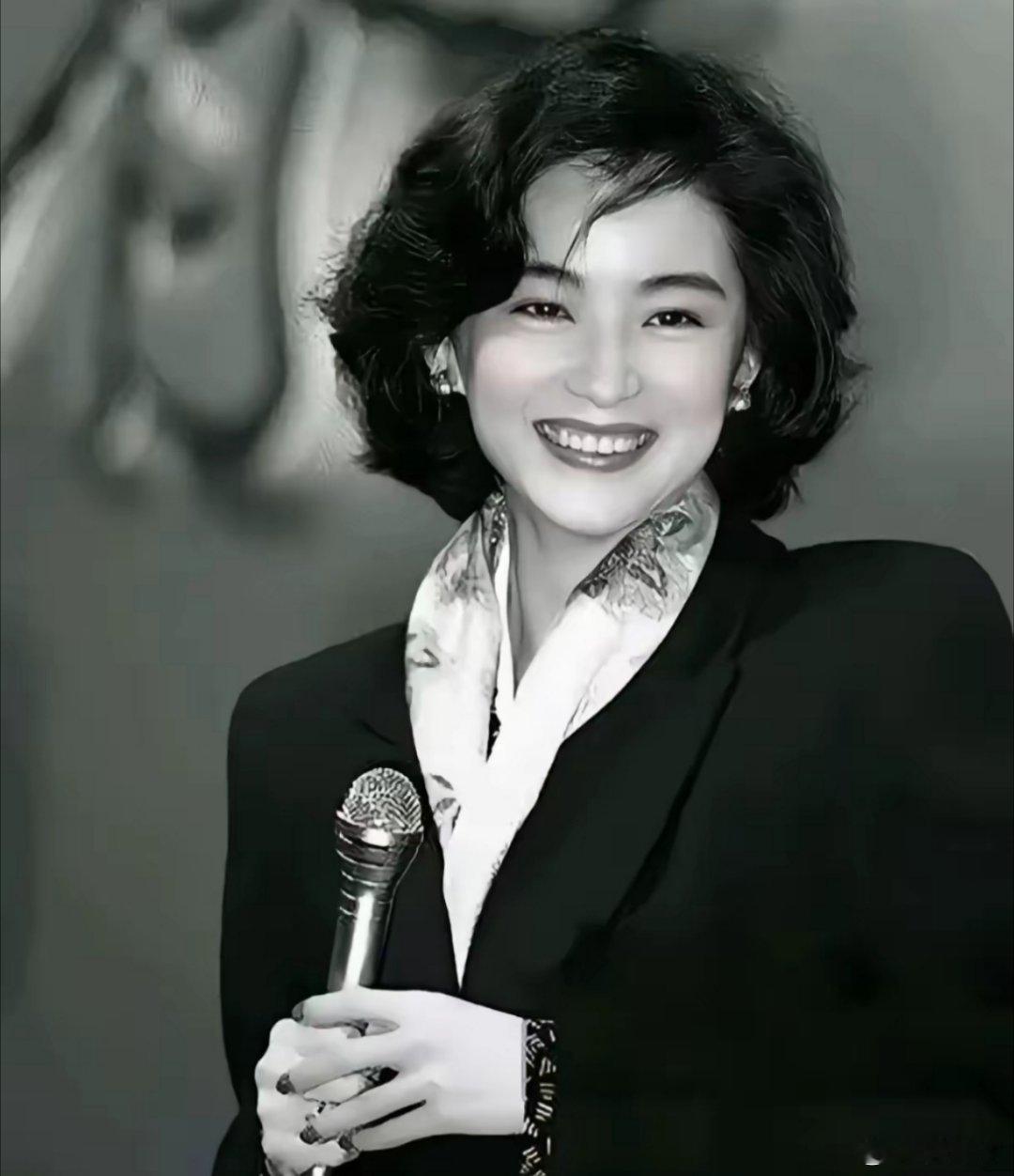 这张足以科普林青霞的美貌了，真的明媚如花，连头发，手指，都美得一塌糊涂。很多人都