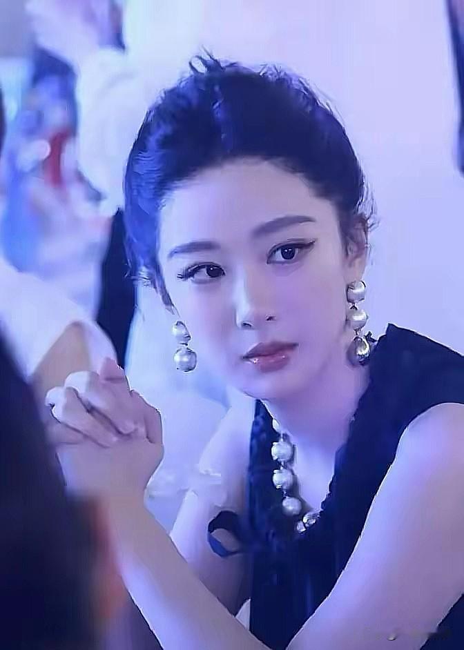 杨紫今年34岁，身家超过了10个亿。但最近几年，她主动干了一件事：把自己的片酬从