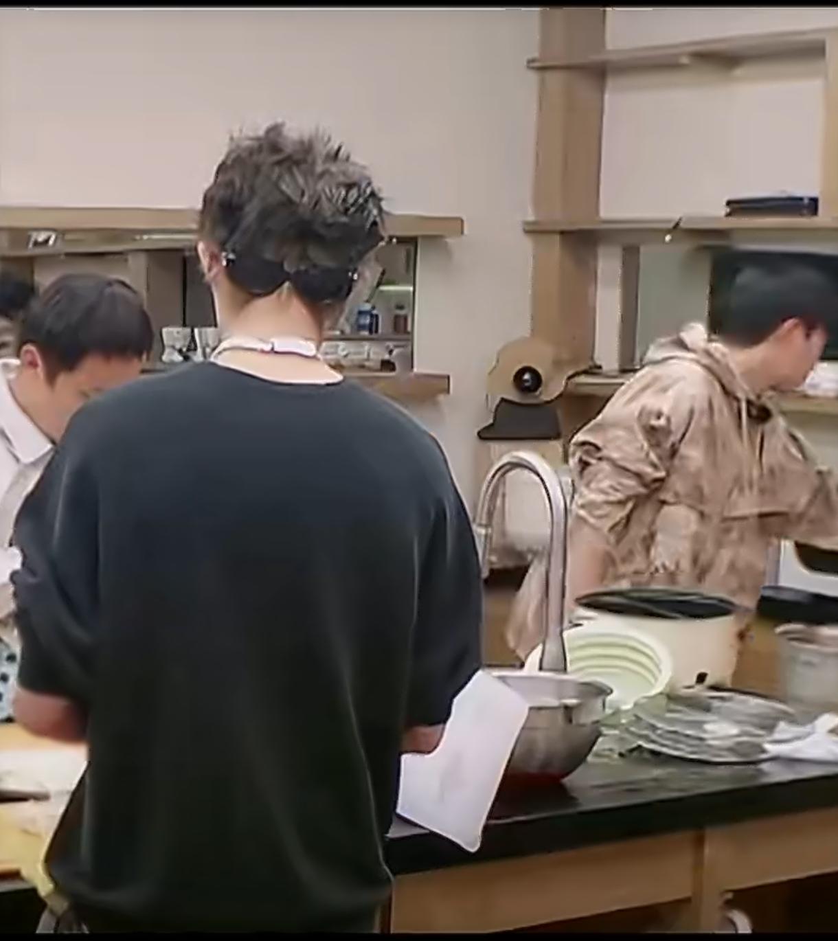 没想到一档火锅综艺，竟让王鹤棣和吴泽林因为一口鸳鸯锅闹出乌龙名场面。
 
两人备