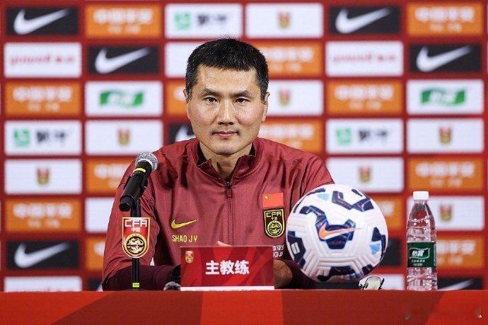 【邵佳一谈成为国足主教练】邵佳一希望大家给予国家队支持包容1月4日下午，中国男足