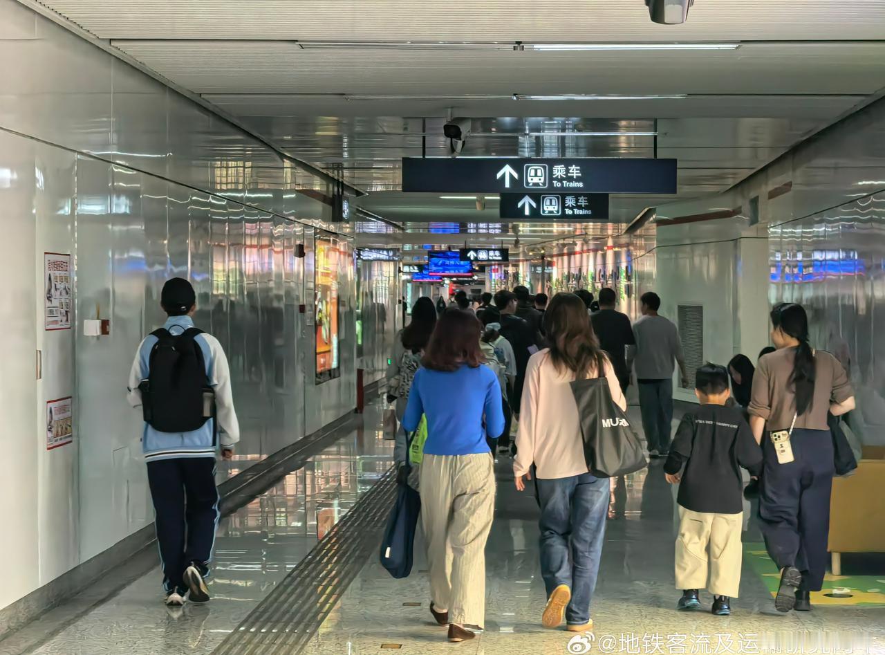 21:16-17，南门厝边往1号线南门兜站方向客流（图1-2）。
21:28，2