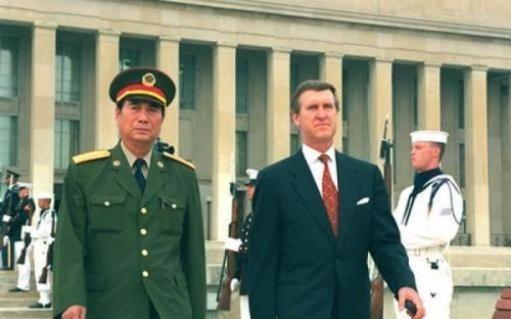 ＂张万年，我可算活捉你了！＂1998年，张万年一行人受邀访美时，一个身影猛地一把