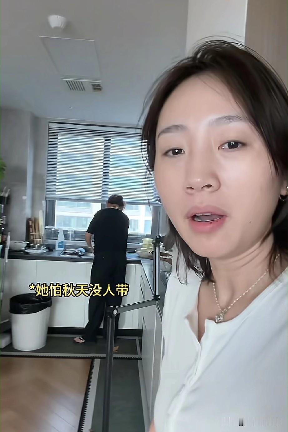 秋天妈妈为了拍视频，
让儿子给外婆削苹果皮，
秋天伤到了手都流血了。

这孩子仿