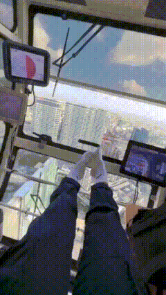 真是年纪大了
看个手机腿都会发软