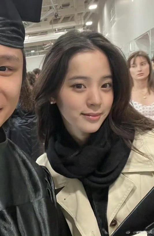 #欧阳娜娜 安雨#近日，欧阳娜娜与安雨在夜幕的掩护下现身街头，宛如夜空中闪烁的两