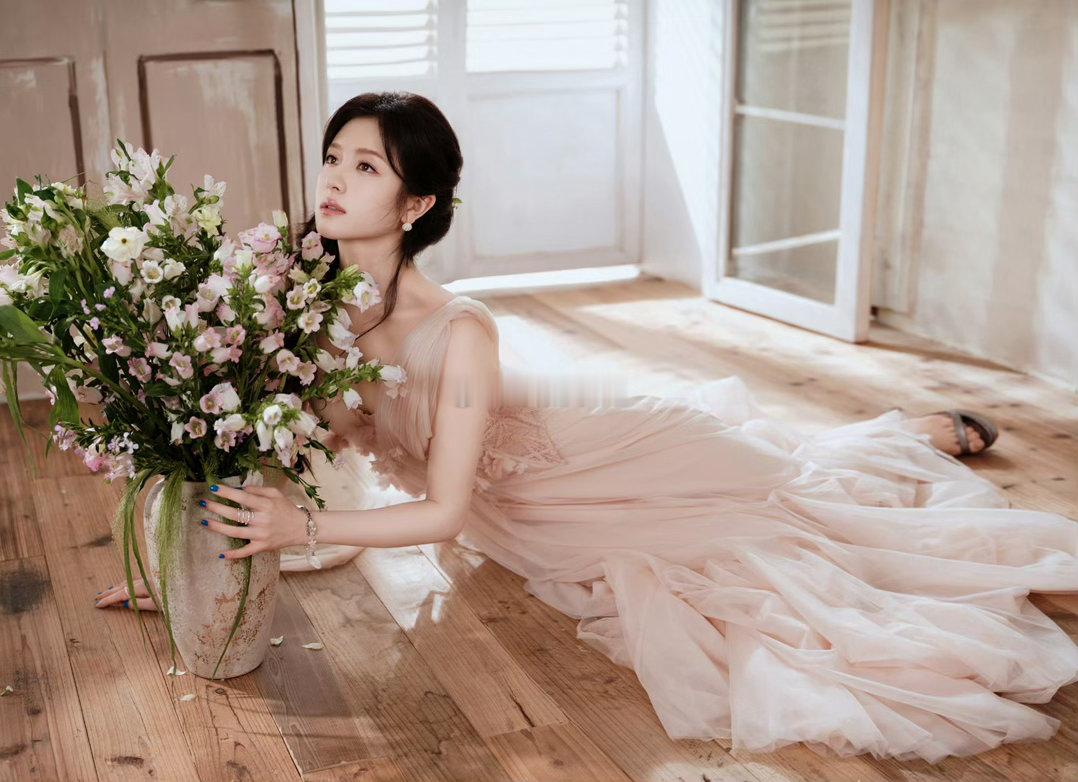 今天的李兰迪太美了，一袭粉纱长裙仙气飘飘，搭配清新编发，温柔又大气。重点是线下的