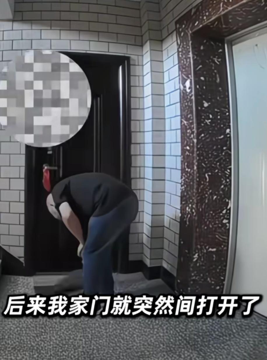 女子习惯把家里备用钥匙藏在门口脚垫下面，晚上在家玩手机时房门突然被打开，一光头男