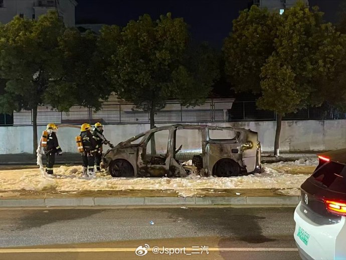大六座纯电suv设计潮流 纯电离地间隙太低不行的这又是个案例正统设计的SUV才是