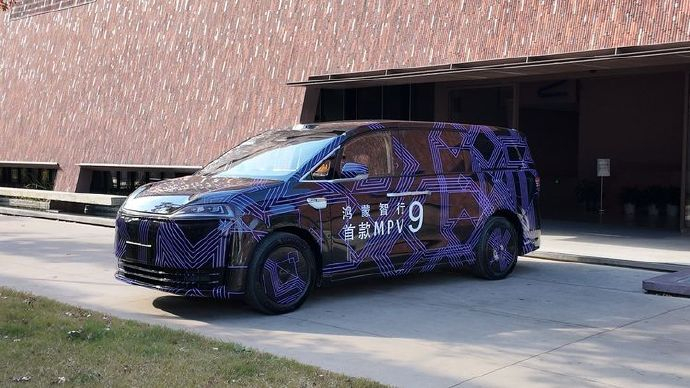 余承东官宣鸿蒙智行首款MPV，定名智界V9✨“V”寓意胜利，“9”是鸿蒙智行技术