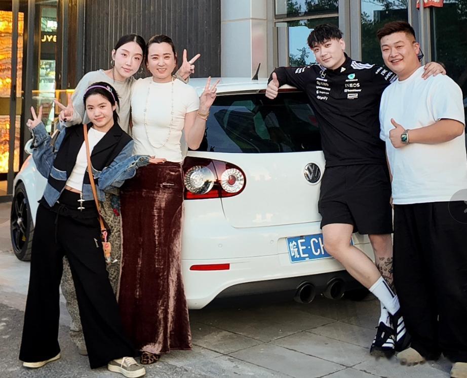李勒优这姑娘是真挺幸运的，小时候穷得冬天穿凉鞋，
要不是《变形计》节目组，她哪能
