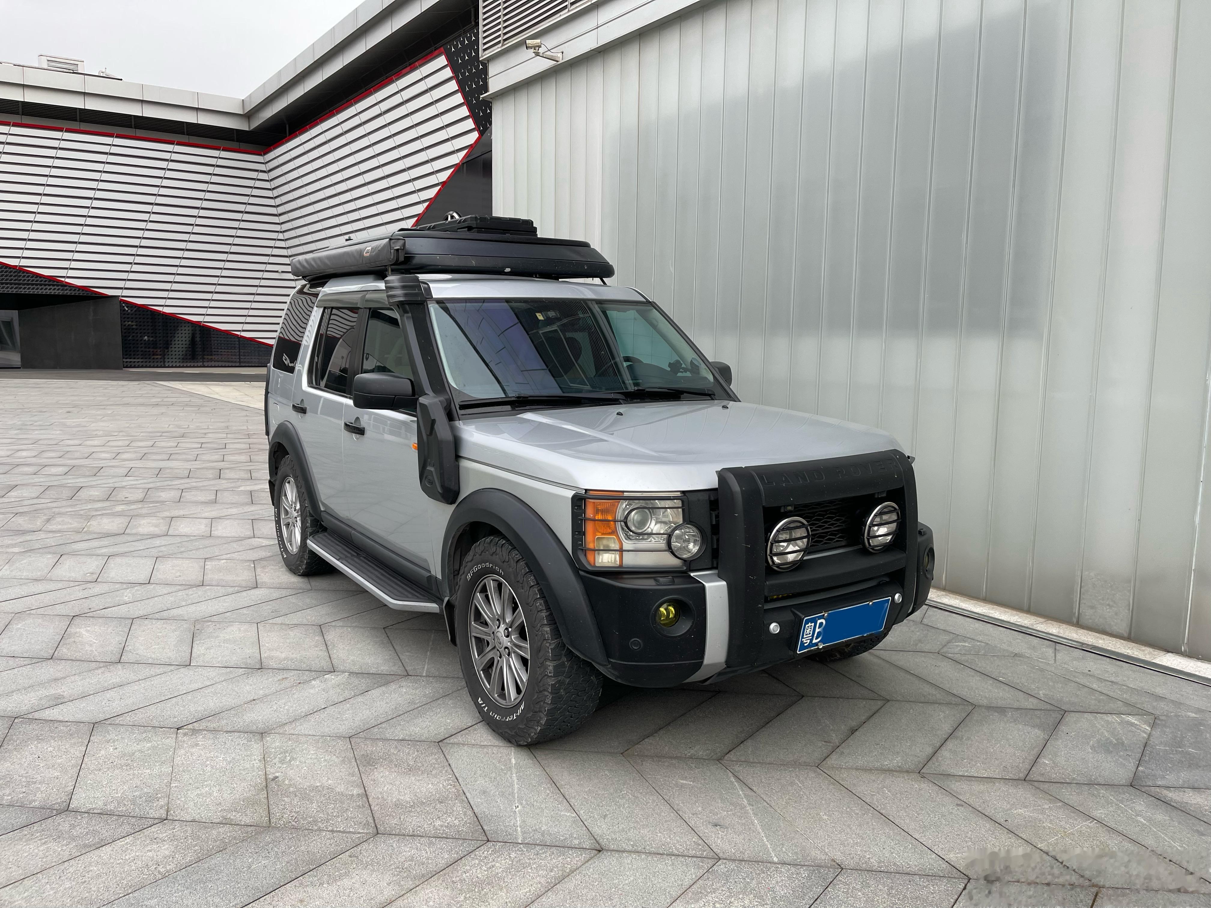 一辆很板正的发现3，当年也常被称为LR3，配上越野套件，真有范[哇] ​​​