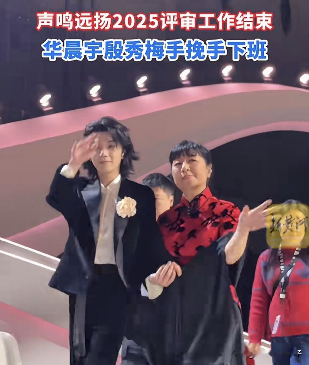 华晨宇一个小小的举动，真是透在骨子里的修养！
刚刚，看到媒体晒出一段视频，画面中