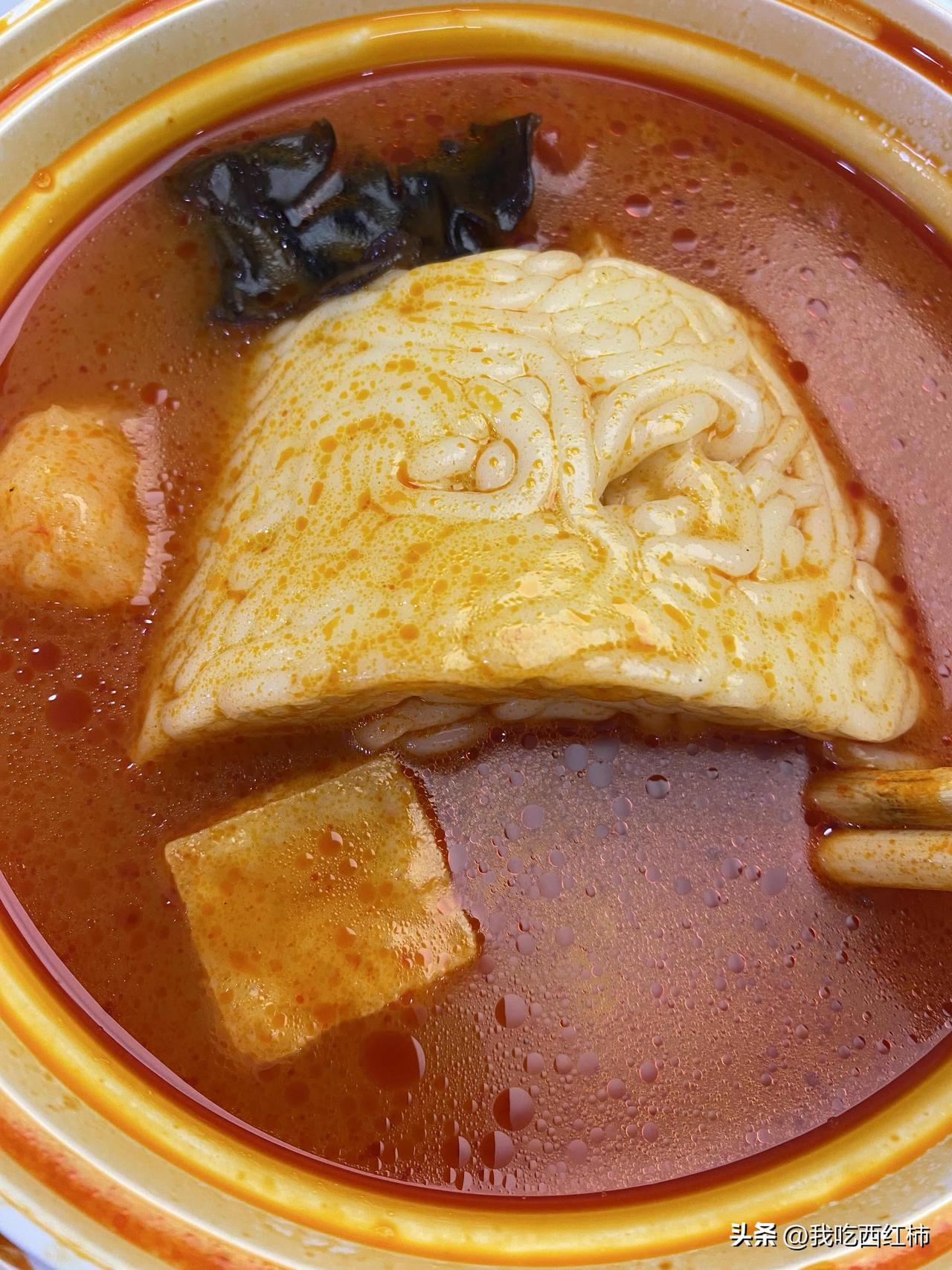 当你看到这种形状的米线要非常！小心！
是一碗汤，一碗米线这样
我没有非常小心，所